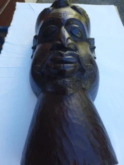Grande tête sculptée africaine en bois exotique – Madagascar – 65 cm