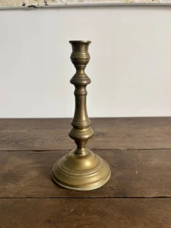 Grand flambeau / bougeoir ancien en laiton – Style Louis XIV