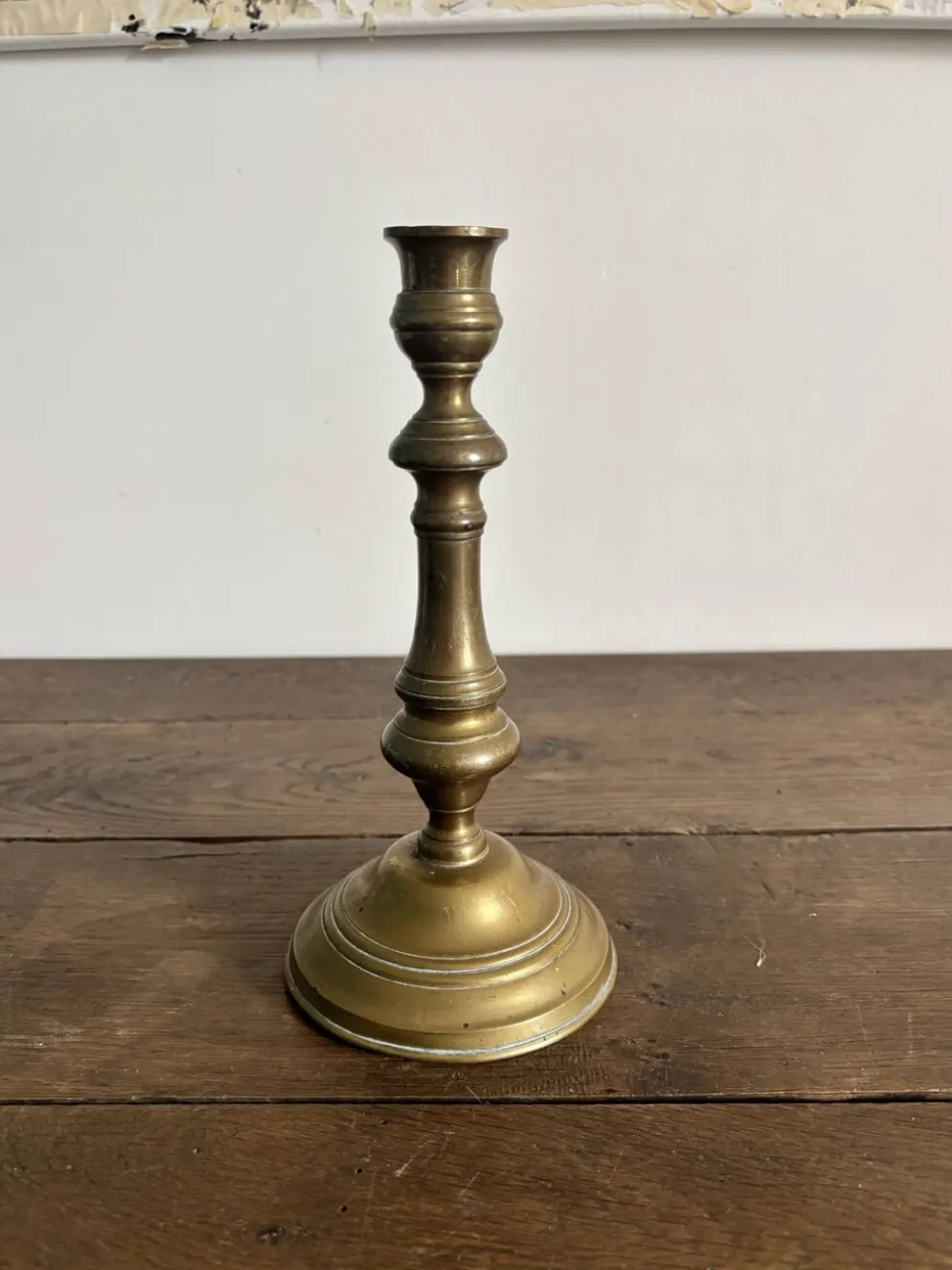 Grand flambeau / bougeoir ancien en laiton – Style Louis XIV