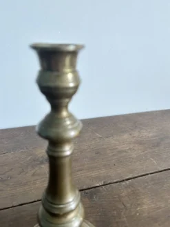 Grand flambeau / bougeoir ancien en laiton – Style Louis XIV