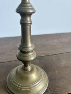 Grand flambeau / bougeoir ancien en laiton – Style Louis XIV