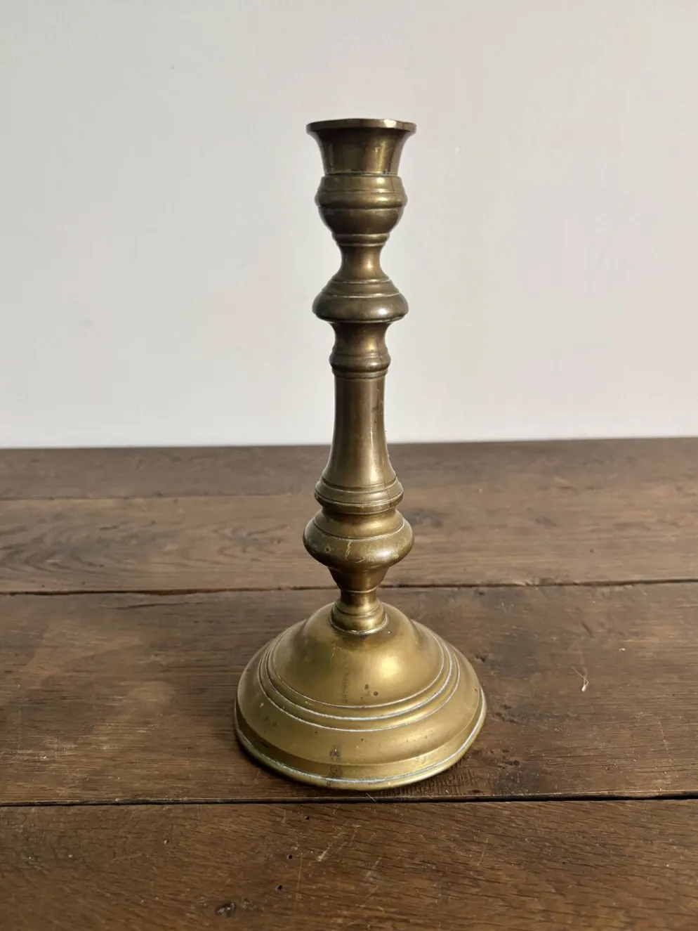 Grand flambeau / bougeoir ancien en laiton – Style Louis XIV