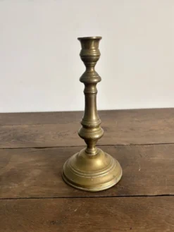 Grand flambeau / bougeoir ancien en laiton – Style Louis XIV