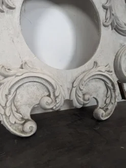 Grand fronton rocaille en stuc et bois sculpté patiné blanc à oculus