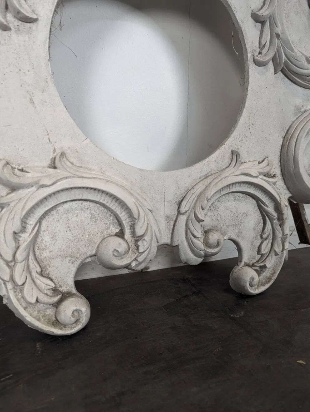 Grand fronton rocaille en stuc et bois sculpté patiné blanc à oculus