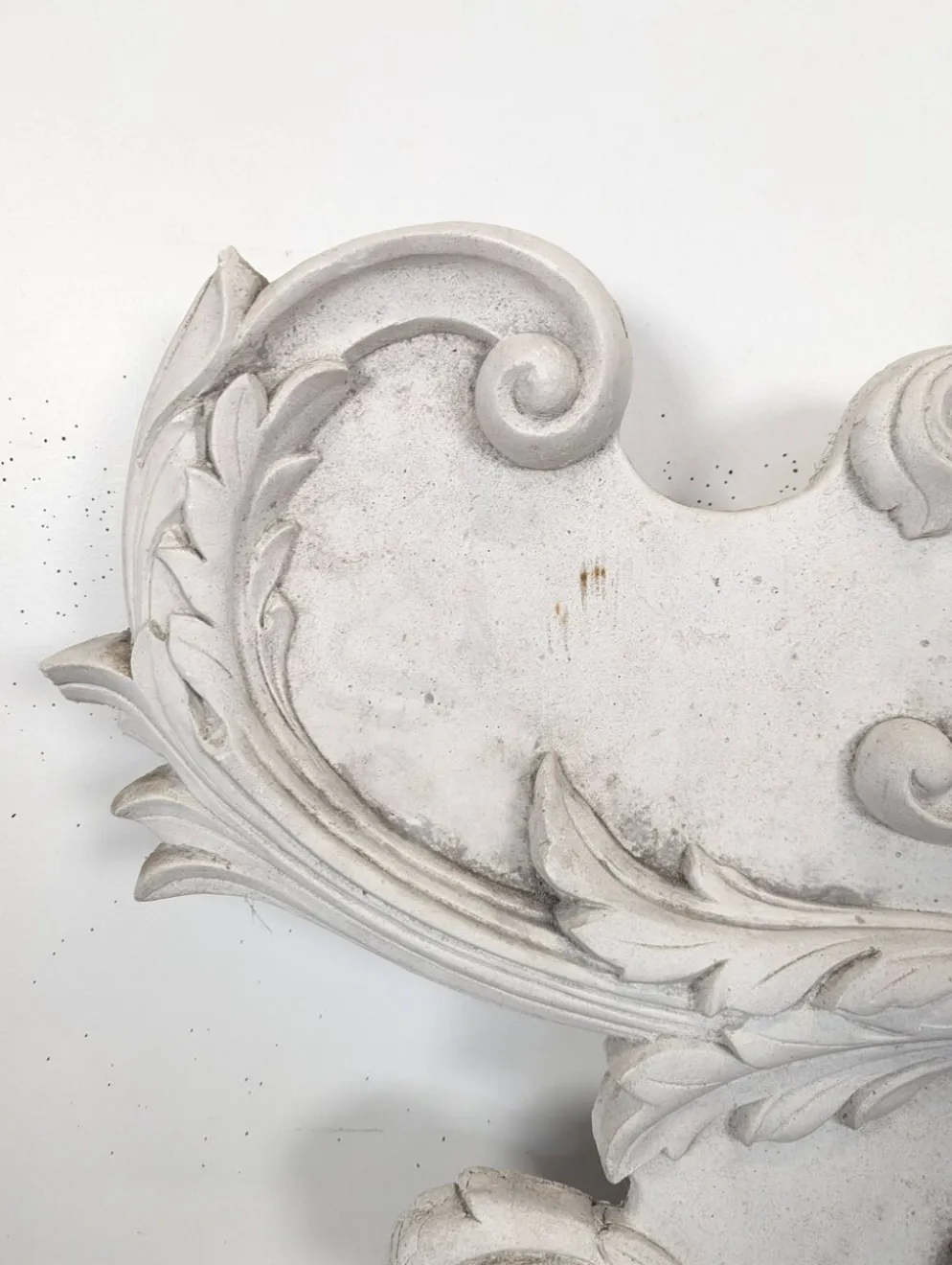 Grand fronton rocaille en stuc et bois sculpté patiné blanc à oculus