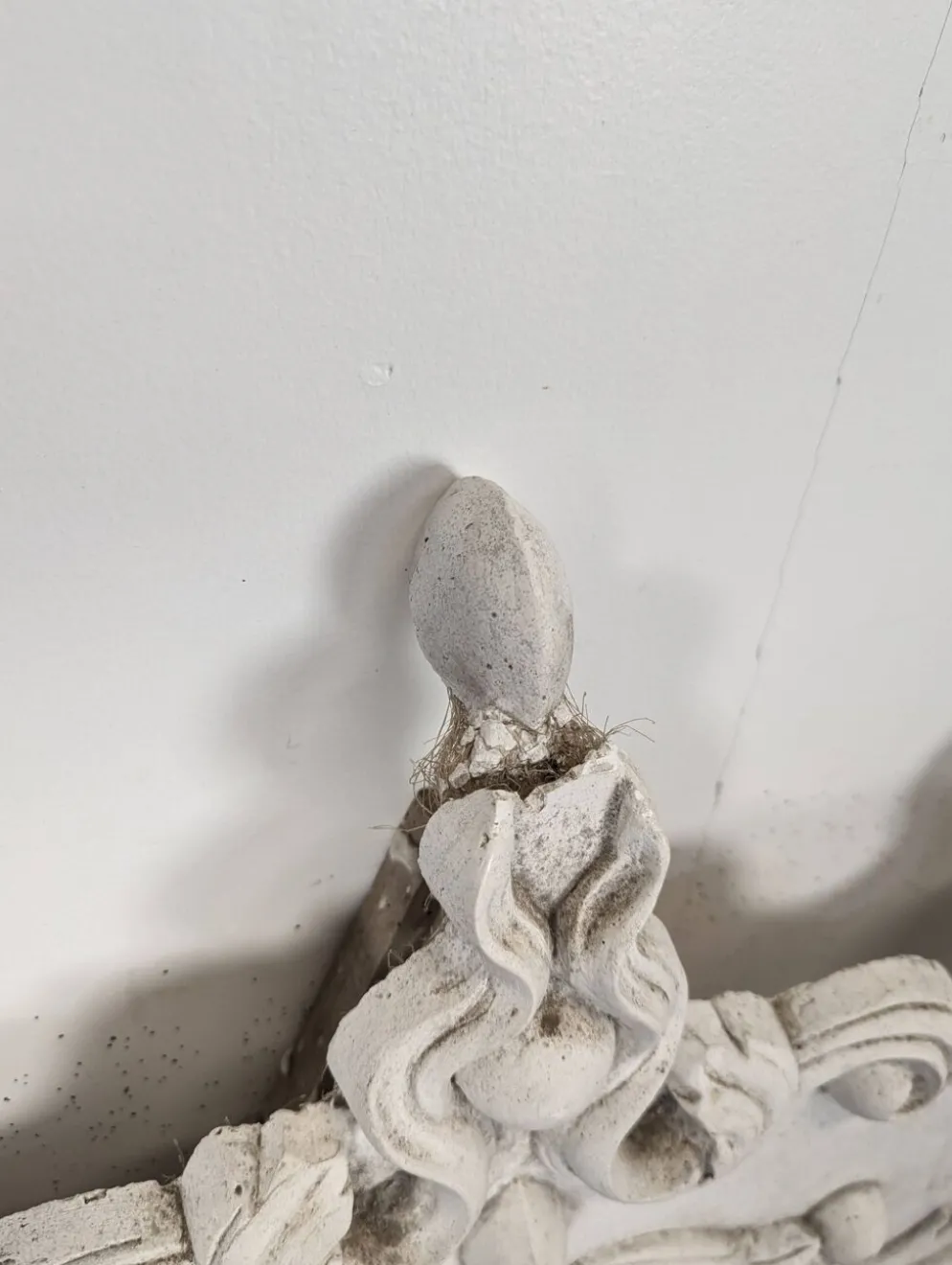 Grand fronton rocaille en stuc et bois sculpté patiné blanc à oculus