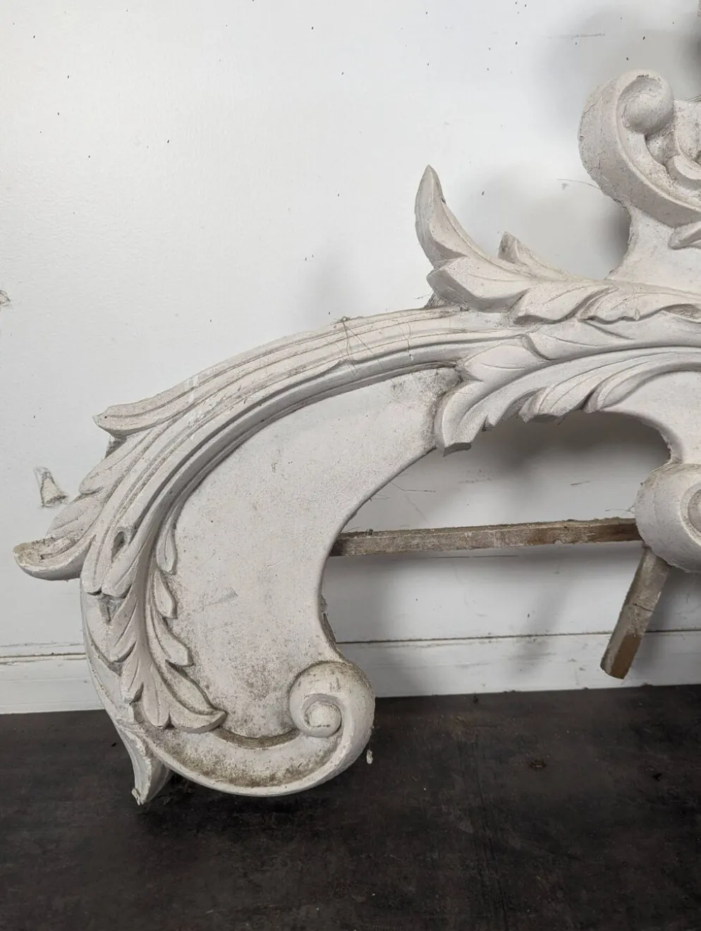 Grand fronton rocaille en stuc et bois sculpté patiné blanc à oculus