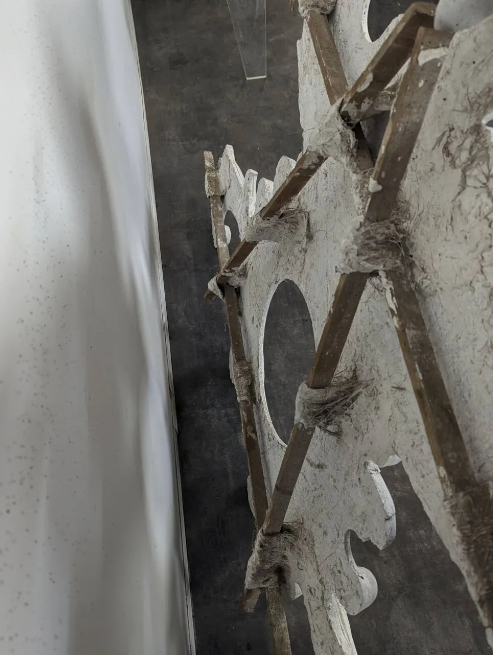 Grand fronton rocaille en stuc et bois sculpté patiné blanc à oculus