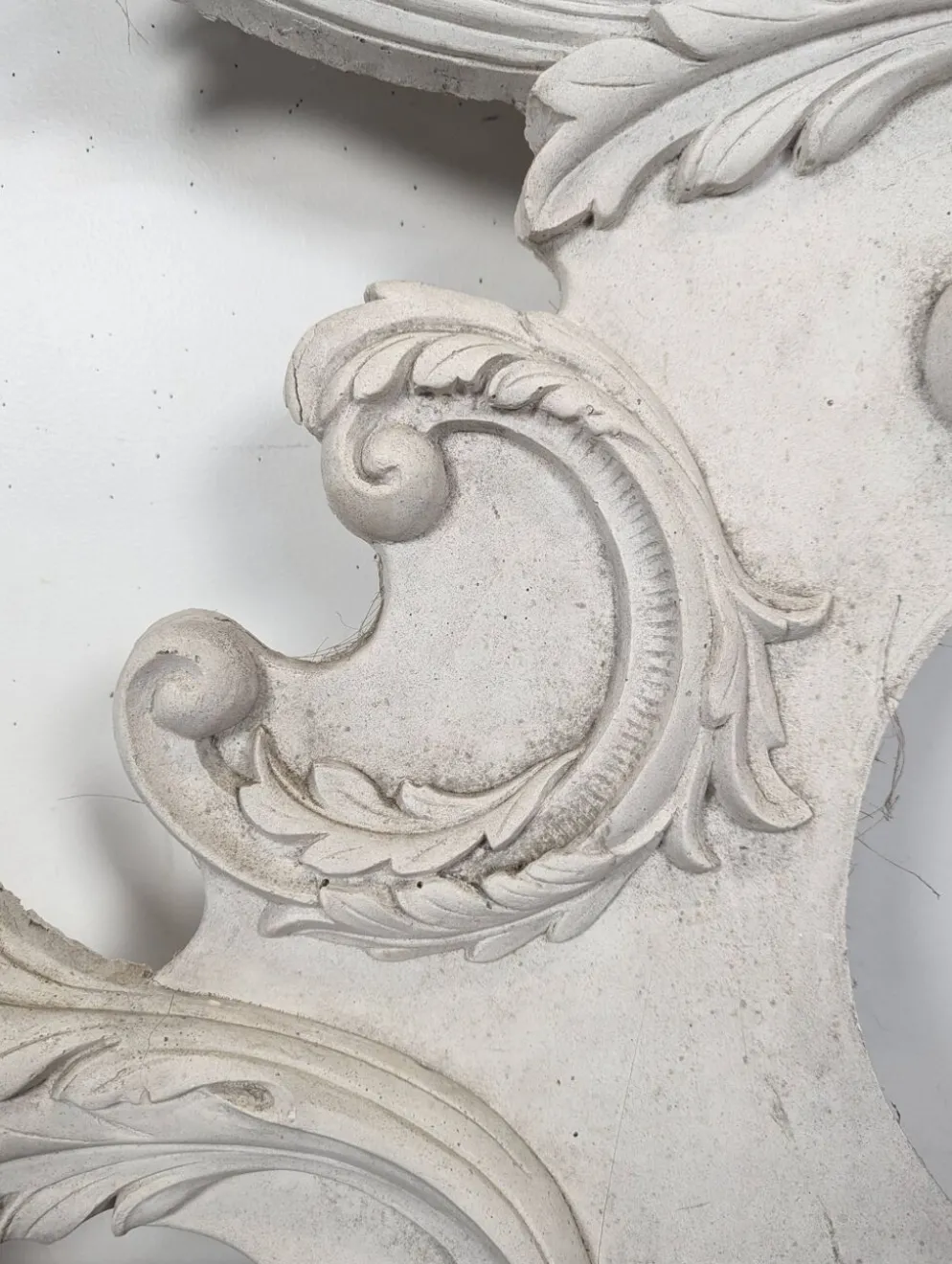 Grand fronton rocaille en stuc et bois sculpté patiné blanc à oculus
