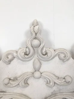 Grand fronton rocaille en stuc et bois sculpté patiné blanc à oculus