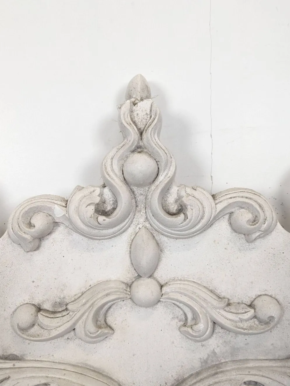 Grand fronton rocaille en stuc et bois sculpté patiné blanc à oculus