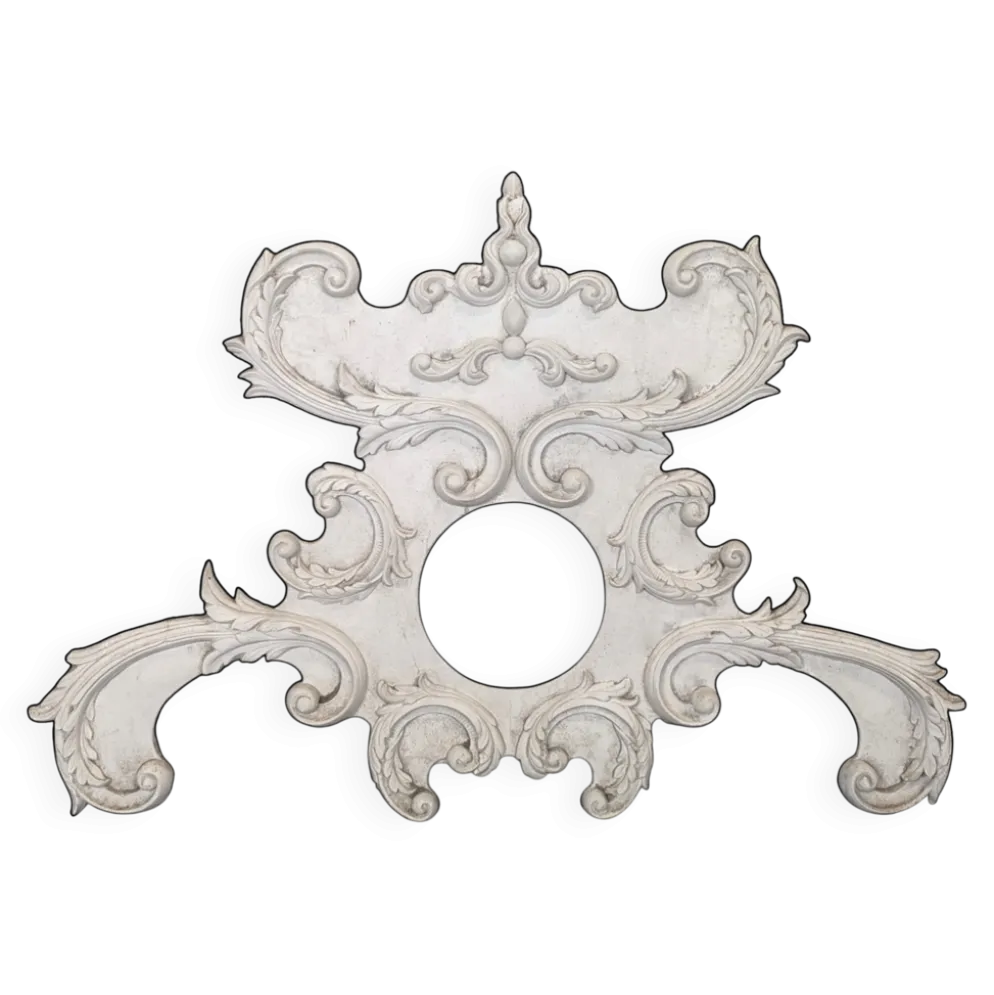 Grand fronton rocaille en stuc et bois sculpté patiné blanc à oculus