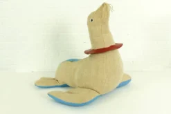 Grand jouet thérapeutique en jute et cuir en forme de phoque par Renate Müller, années 1960.