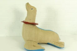 Grand jouet thérapeutique en jute et cuir en forme de phoque par Renate Müller, années 1960.