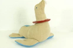 Grand jouet thérapeutique en jute et cuir en forme de phoque par Renate Müller, années 1960.