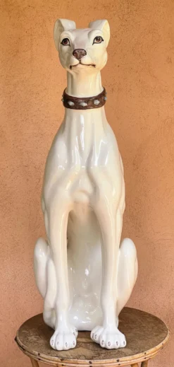 Grand lévrier en céramique émaillée blanche – signé – 92 cm