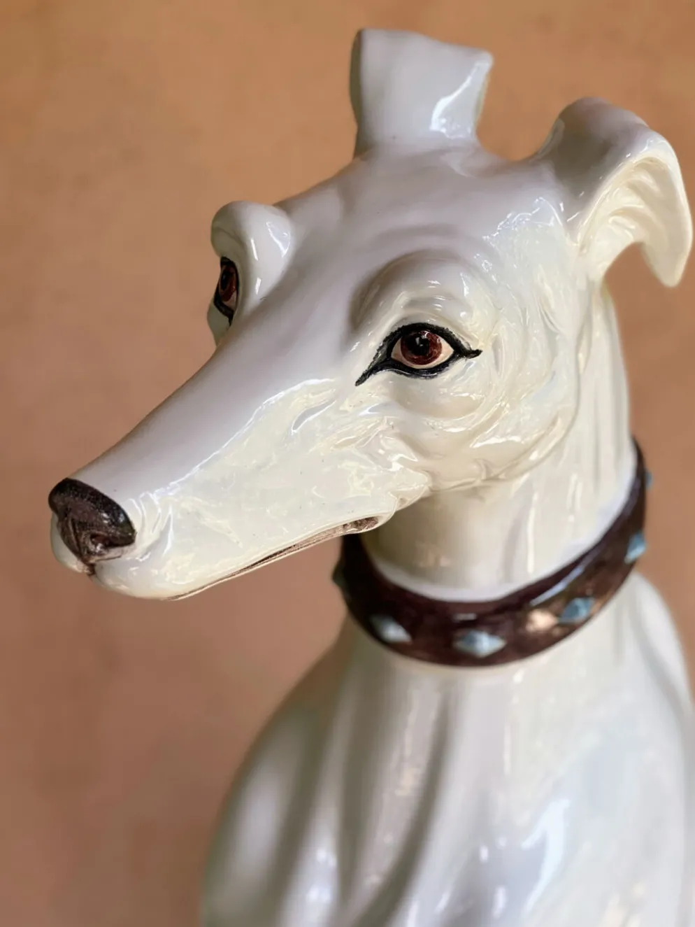Grand lévrier en céramique émaillée blanche – signé – 92 cm