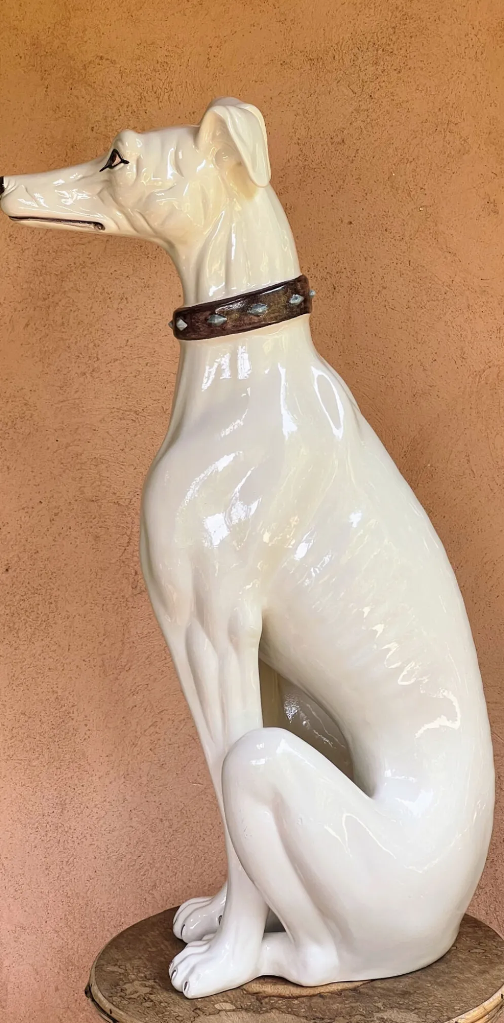 Grand lévrier en céramique émaillée blanche – signé – 92 cm