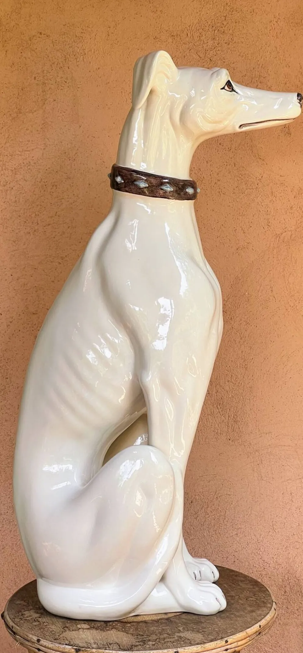 Grand lévrier en céramique émaillée blanche – signé – 92 cm