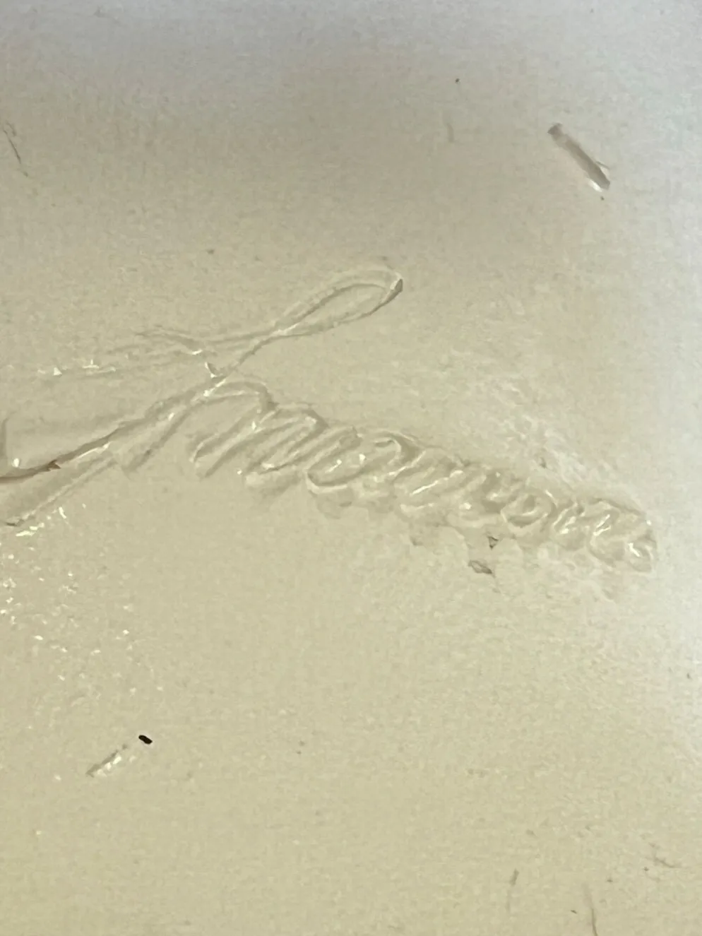 Grand lévrier en céramique émaillée blanche – signé – 92 cm