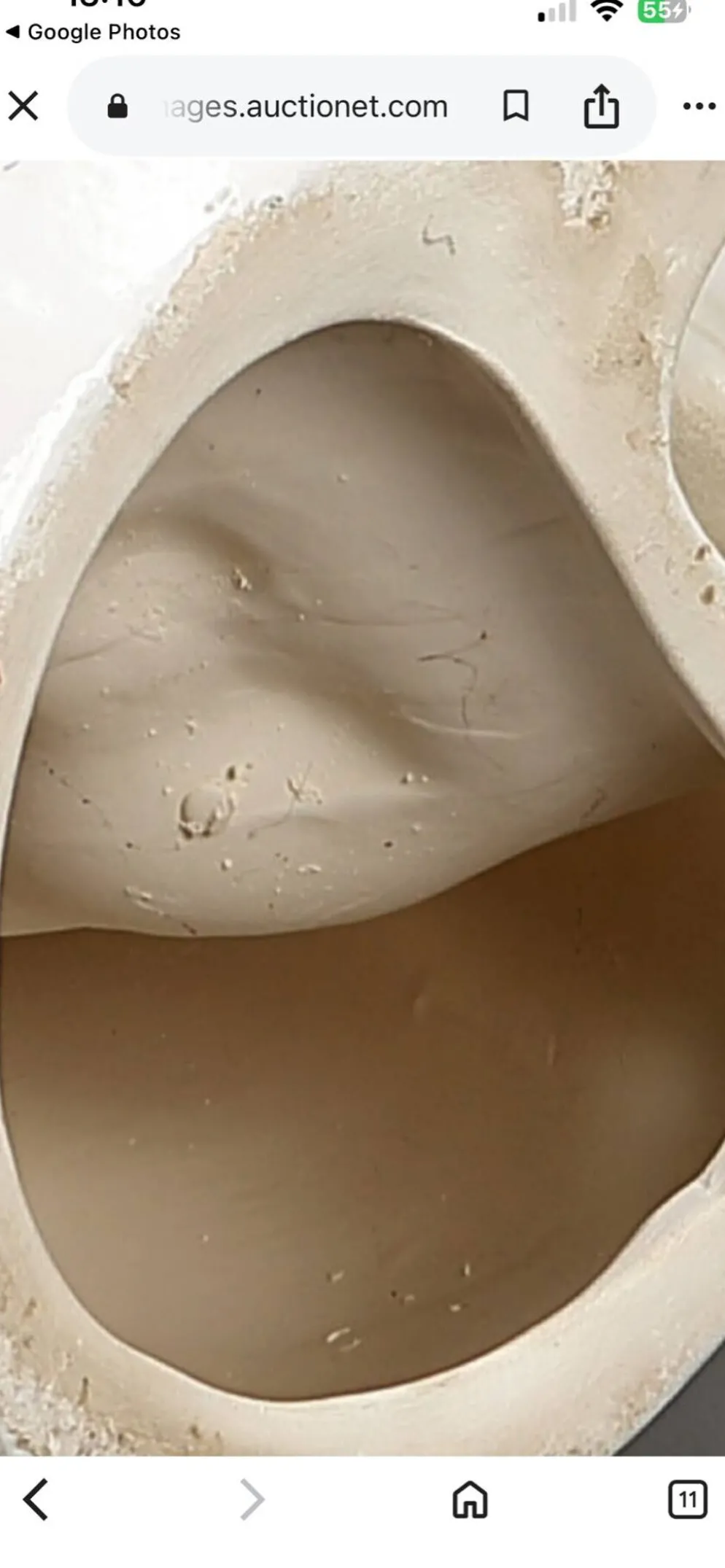 Grand lévrier en céramique émaillée blanche – signé – 92 cm