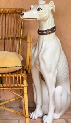 Grand lévrier en céramique émaillée blanche – signé – 92 cm