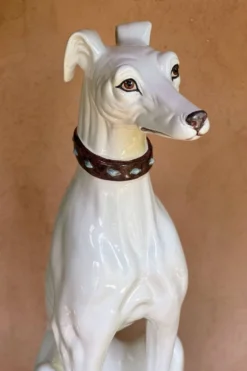 Grand lévrier en céramique émaillée blanche – signé – 92 cm