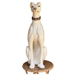 Grand lévrier en céramique émaillée blanche – signé – 92 cm