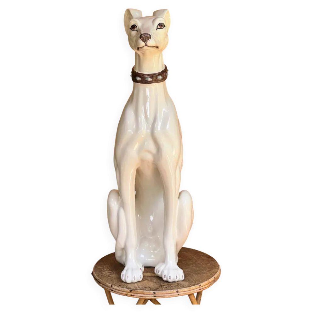 Grand lévrier en céramique émaillée blanche – signé – 92 cm
