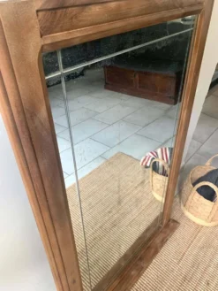Grand miroir ancien en noyer et verre gravé