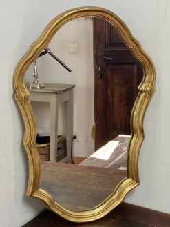 Grand miroir baroque en bois doré