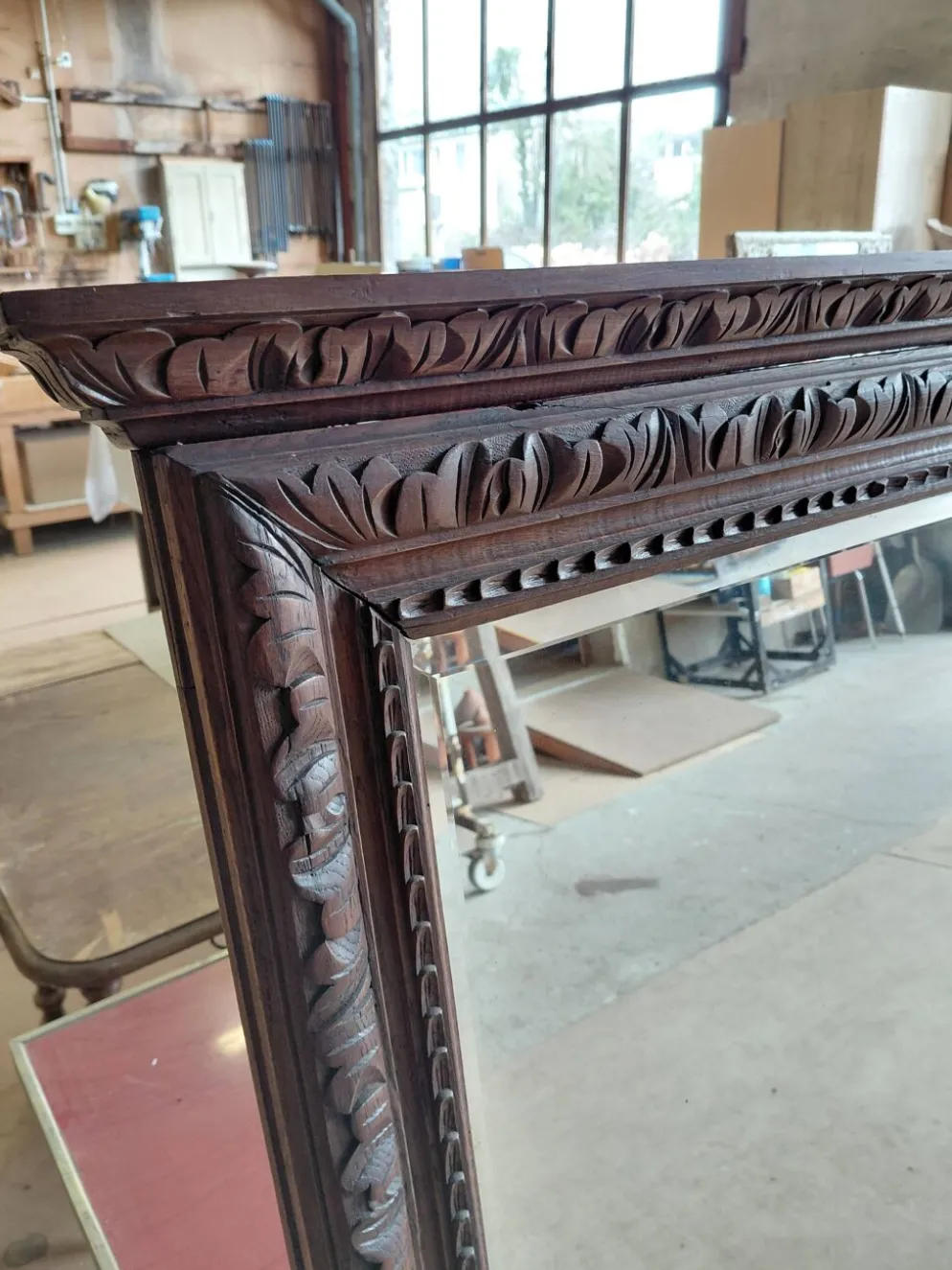 Grand Miroir biseauté à cadre en bois sculpté