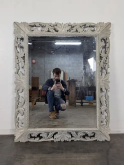 Grand miroir à cadre en bois sculpté ajouré patiné gris