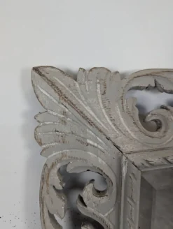 Grand miroir à cadre en bois sculpté ajouré patiné gris