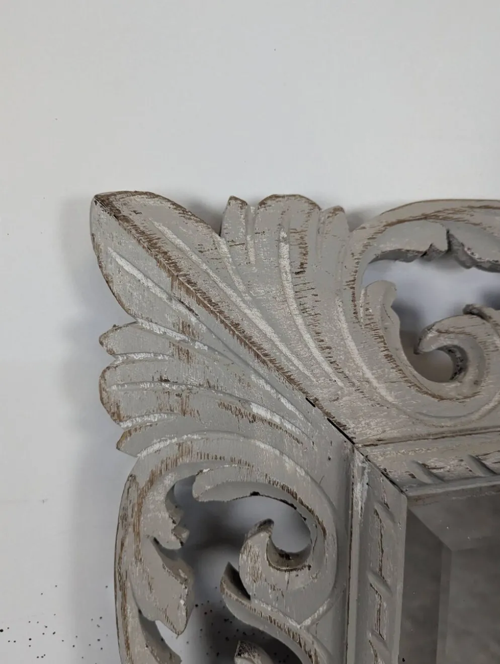 Grand miroir à cadre en bois sculpté ajouré patiné gris