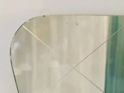 Grand miroir doré trapézoïdal avec motif de diamant gravé, Autriche, années 1950.