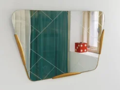 Grand miroir doré trapézoïdal avec motif de diamant gravé, Autriche, années 1950.