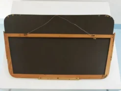 Grand miroir doré trapézoïdal avec motif de diamant gravé, Autriche, années 1950.