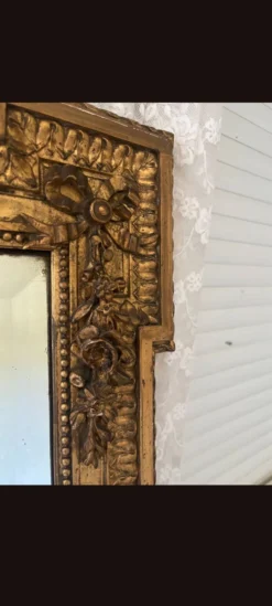 Grand miroir d'époque Napoléon III à fronton fleuri