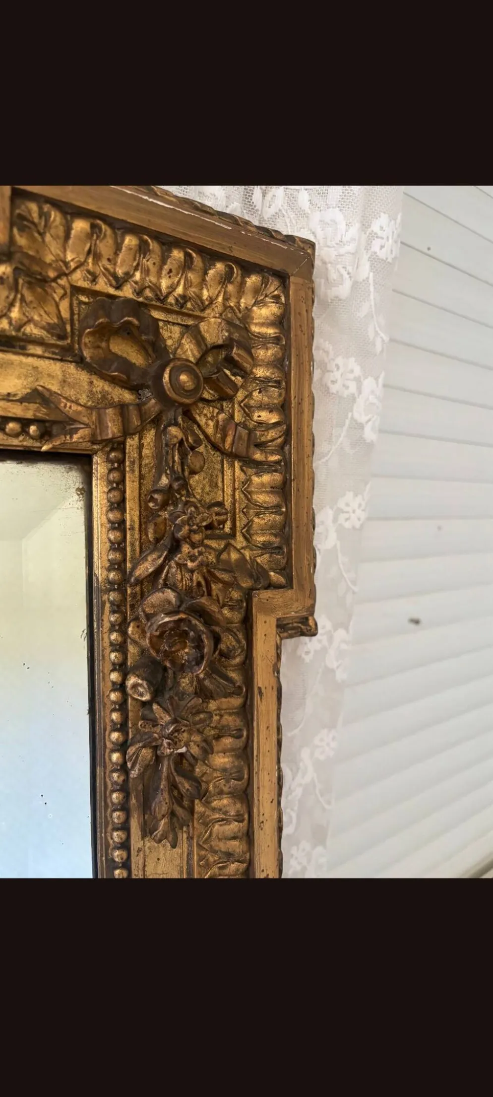 Grand miroir d'époque Napoléon III à fronton fleuri