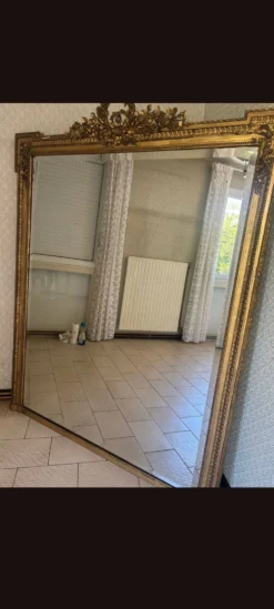 Grand miroir d'époque Napoléon III à fronton fleuri