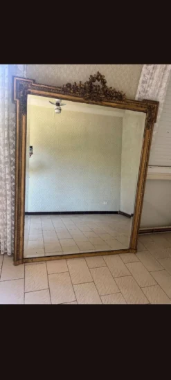 Grand miroir d'époque Napoléon III à fronton fleuri