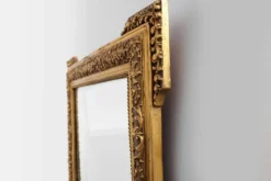 Grand miroir en bois doré de style baroque, 20e siècle