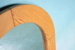 Grand miroir en pin vintage des années 1970 avec un savoir-faire.
