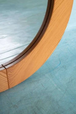 Grand miroir en pin vintage des années 1970 avec un savoir-faire.