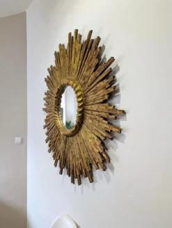 Grand miroir en soleil en bois sculpté et doré, années 1950