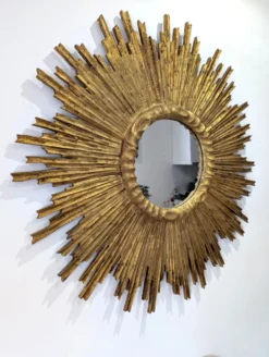 Grand miroir en soleil en bois sculpté et doré, années 1950