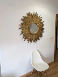 Grand miroir en soleil en bois sculpté et doré, années 1950