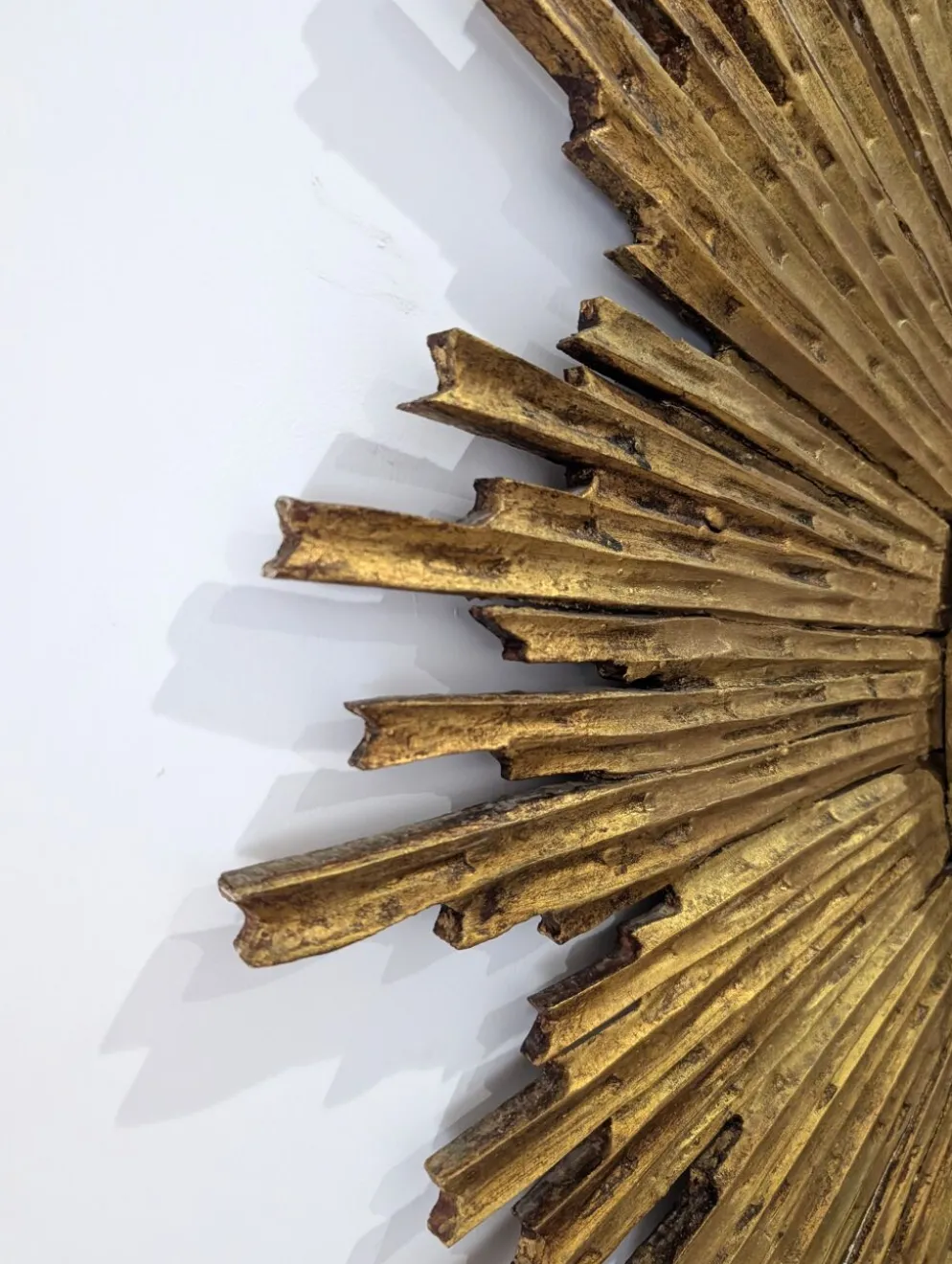 Grand miroir en soleil en bois sculpté et doré, années 1950